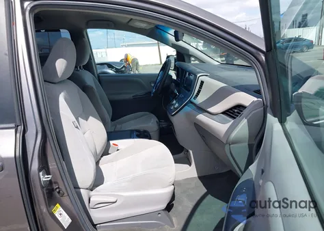 2016 Toyota Sienna Le 8 Passenger z USA, uszkodzony, nr VIN 5TDKK3DC2GS753125